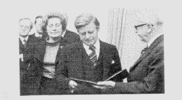 Abbildung zu Frage g070: „Der deutsche Bundespräsident Gustav Heinemann gibt Helmut Schmidt 1974 die Ernennungsurkunde zum deutschen Bundeskanzler. Was gehört zu den Aufgaben des deutschen Bundespräsidenten / der deutschen Bundespräsidentin?“