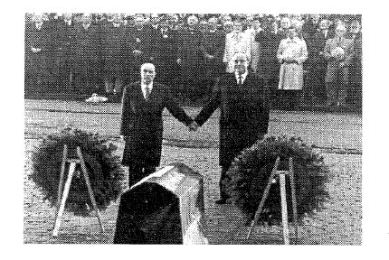 Abbildung zu Frage g235: „Der französische Staatspräsident François Mitterrand und der deutsche Bundeskanzler Helmut Kohl gedenken in Verdun gemeinsam der Toten beider Weltkriege. Welches Ziel der Europäischen Union wird bei diesem Treffen deutlich?“